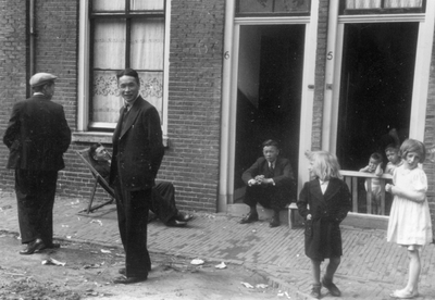 221142 Afbeelding van enkele Chinese bewoners voor, waarschijnlijk, hun woonhuis Oranjehof 6 te Utrecht.